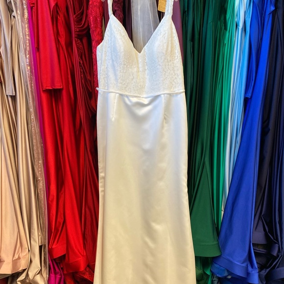 Wedding Dress - Picture 1 of 2